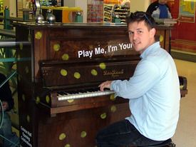 Play me, I´m yours Initiator Luke Jerram spielt am Piano